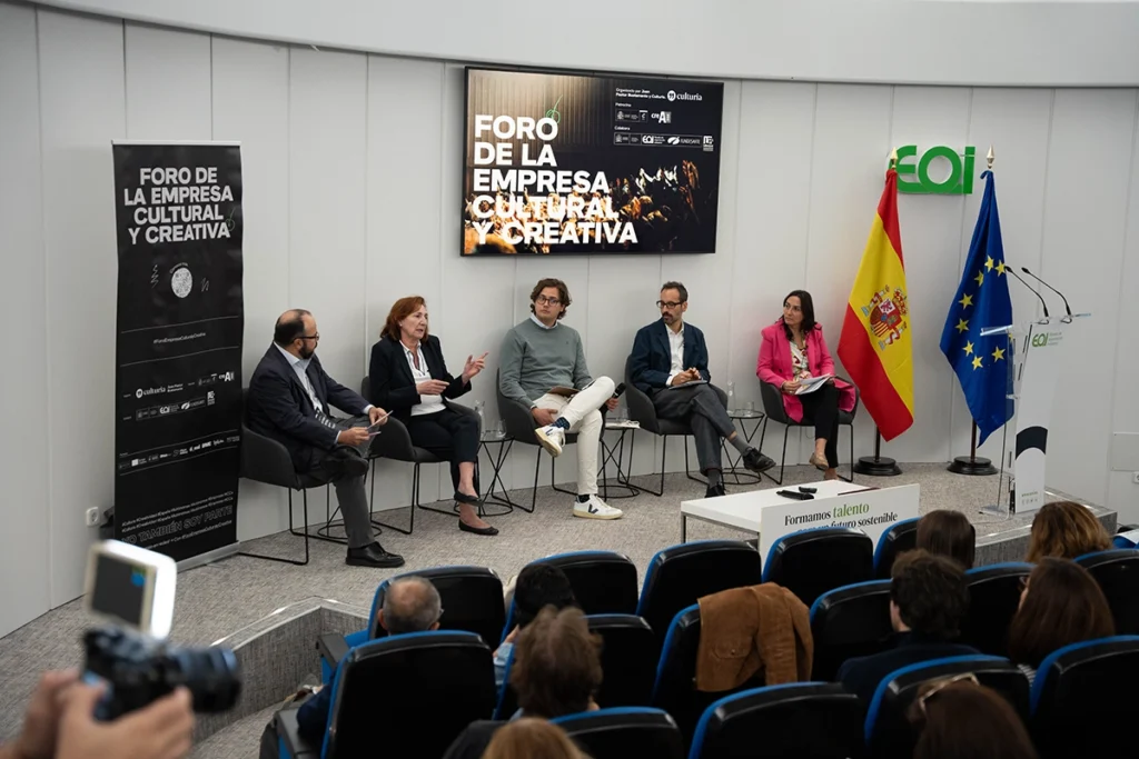 Mesa redonda con varios ponentes durante el Foro de la Empresa Cultural y Creativa, con público asistente.