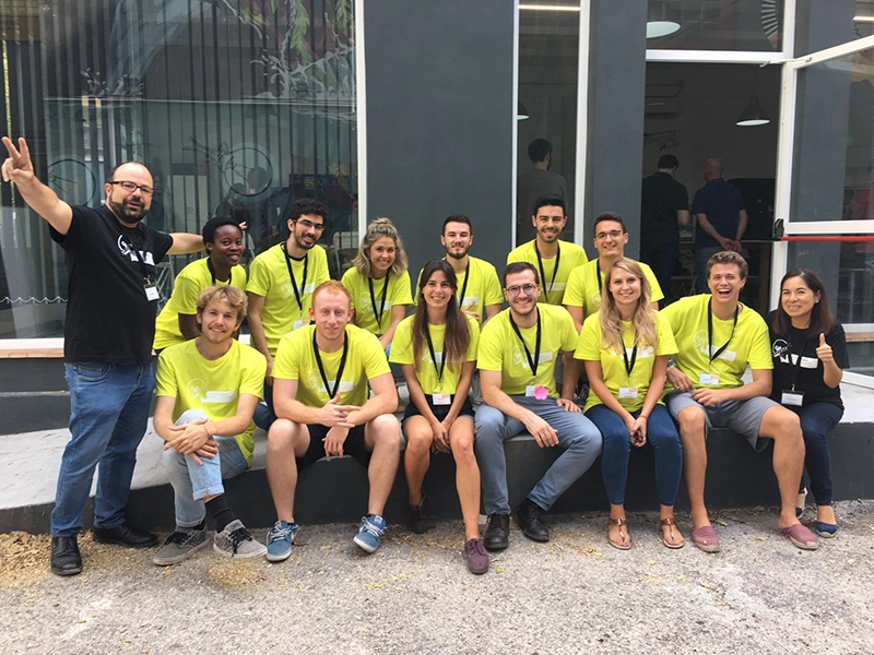 Grupo de participantes de un programa de innovación posando con Juan Pastor Bustamante.