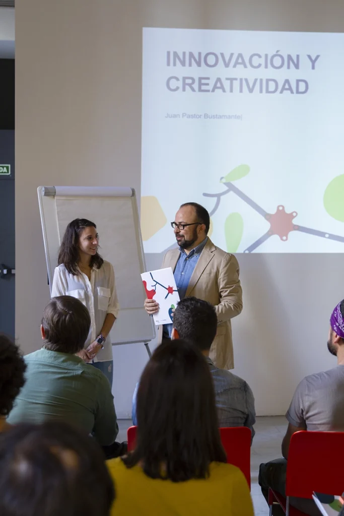 Juan Pastor Bustamante impartiendo un taller sobre innovación y creatividad frente a un grupo de asistentes.