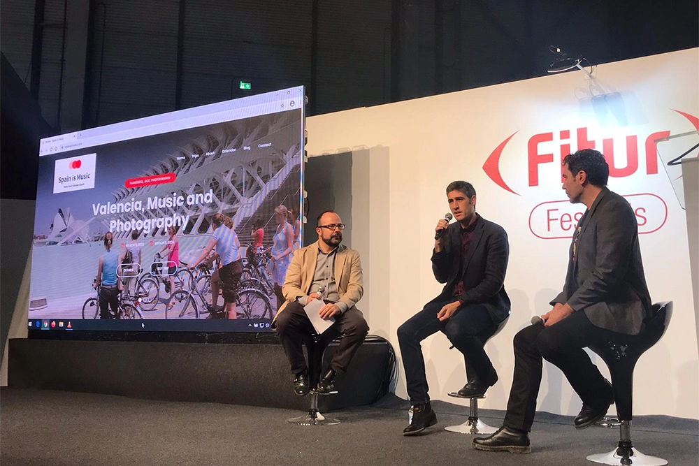Juan Pastor Bustamante participando en una mesa redonda en FITUR con dos ponentes más.