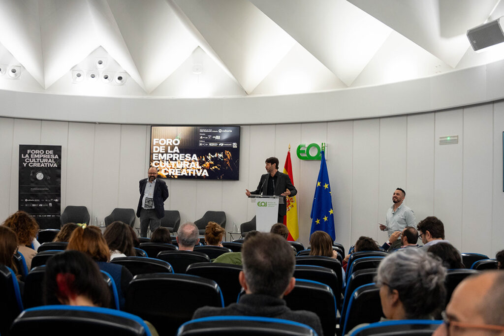 Ponencia en un auditorio durante el Foro de la Empresa Cultural y Creativa con público asistente.
