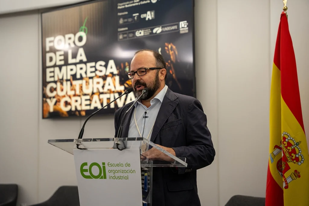 Juan Pastor Bustamante interviniendo en el Foro de la Empresa Cultural y Creativa desde un atril.
