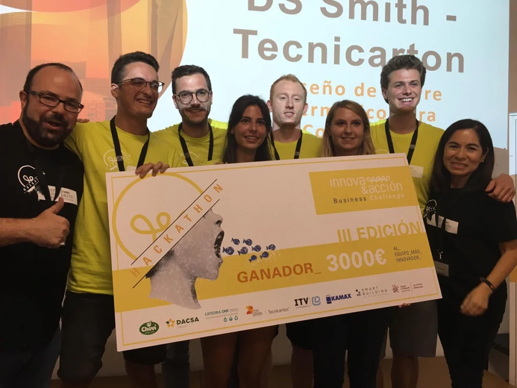 Equipo ganador del hackathon posando con un cheque de 3000€, junto a Juan Pastor Bustamante.