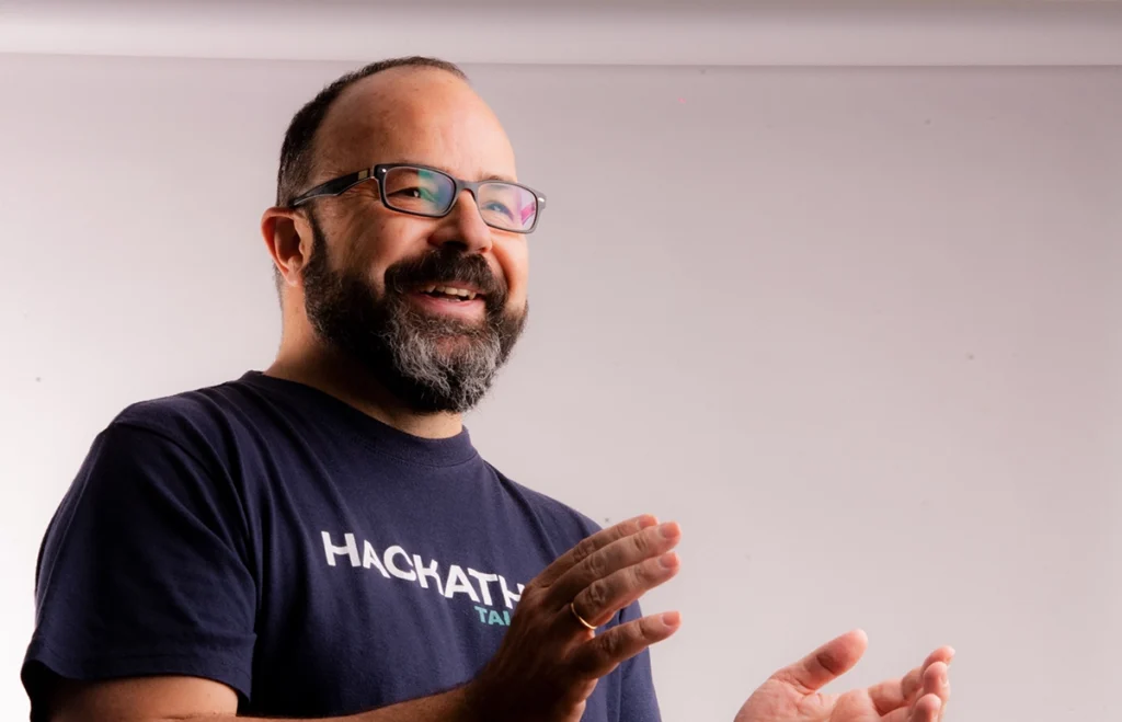 Juan Pastor Bustamante sonriendo y gesticulando durante una intervención o presentación.