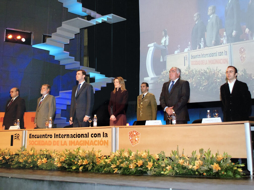 Ponentes en el Encuentro Internacional con la Sociedad de la Imaginación sobre un escenario institucional.