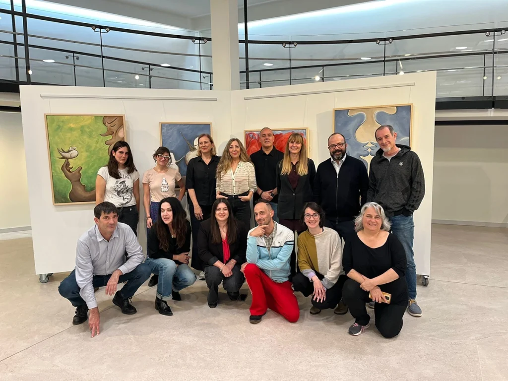 Grupo de participantes posando juntos en una actividad cultural, con Juan Pastor Bustamante entre ellos.